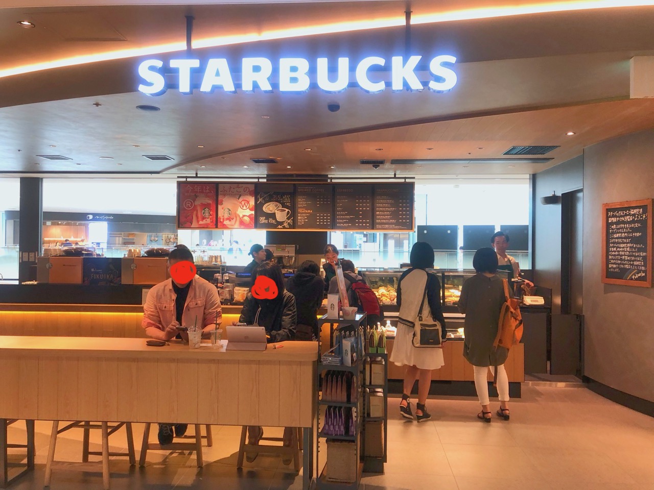 待望のスターバックス。福岡空港国内線ターミナル店のコーヒー地図がオシャレ。