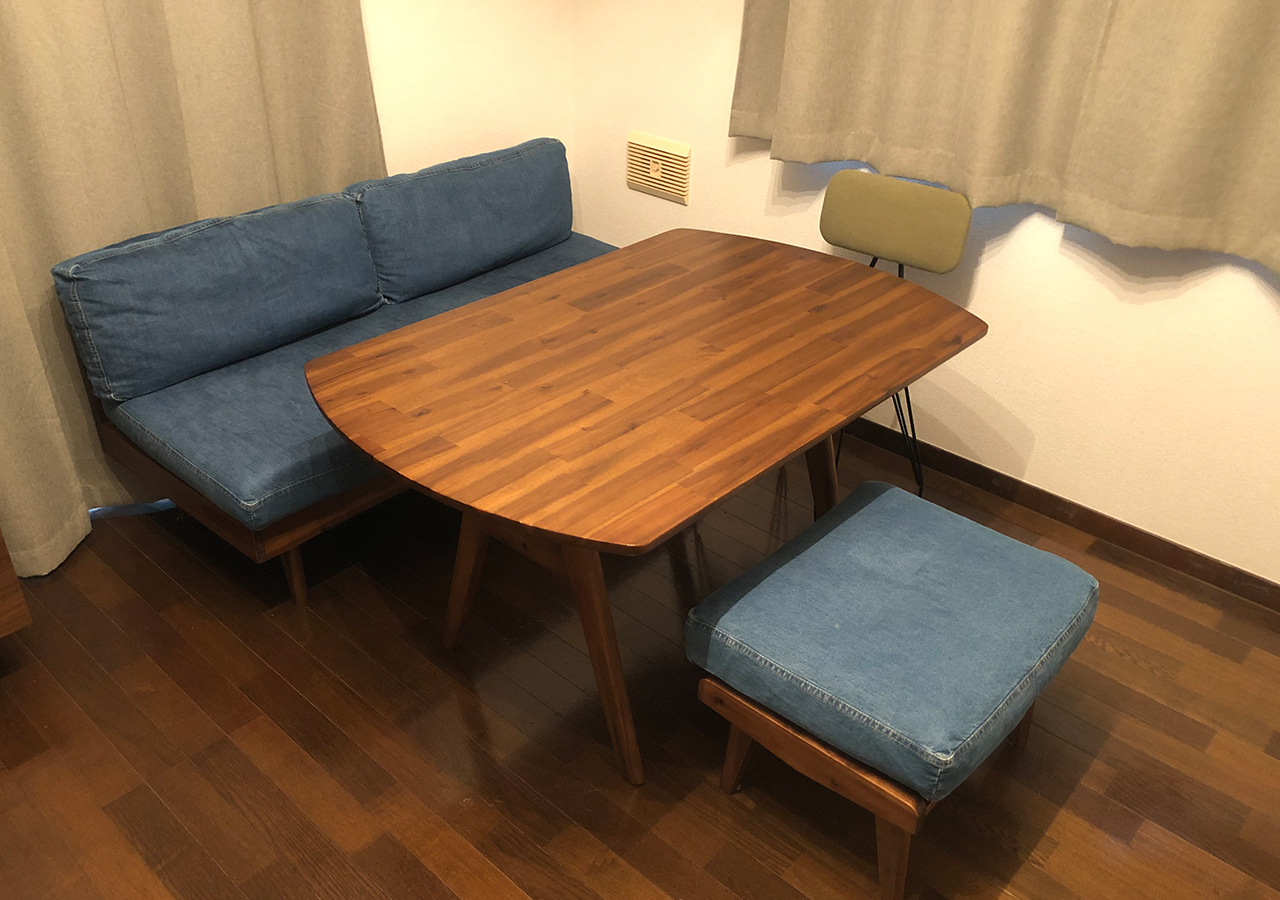 unicoのテーブル、ソファとカーキの椅子