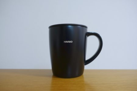 いつまでも暖かいコーヒーを。『HARIO フタ付き保温マグ300』レビュー