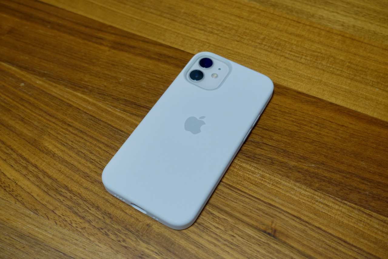 iPhone 12 miniのサイズとデザインが最適。ホワイトの優しい色合いも魅力。